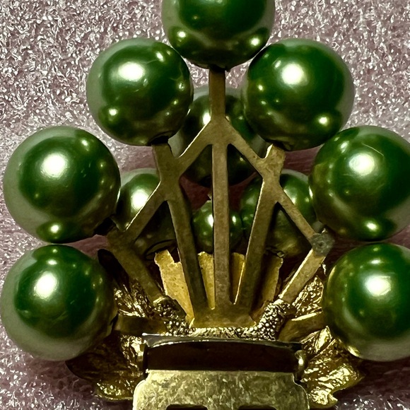 Vintage 1930 Art Deco, Coat or dress Brooch/pin. Cluster green simulated pearls. - Picture 6 of 13